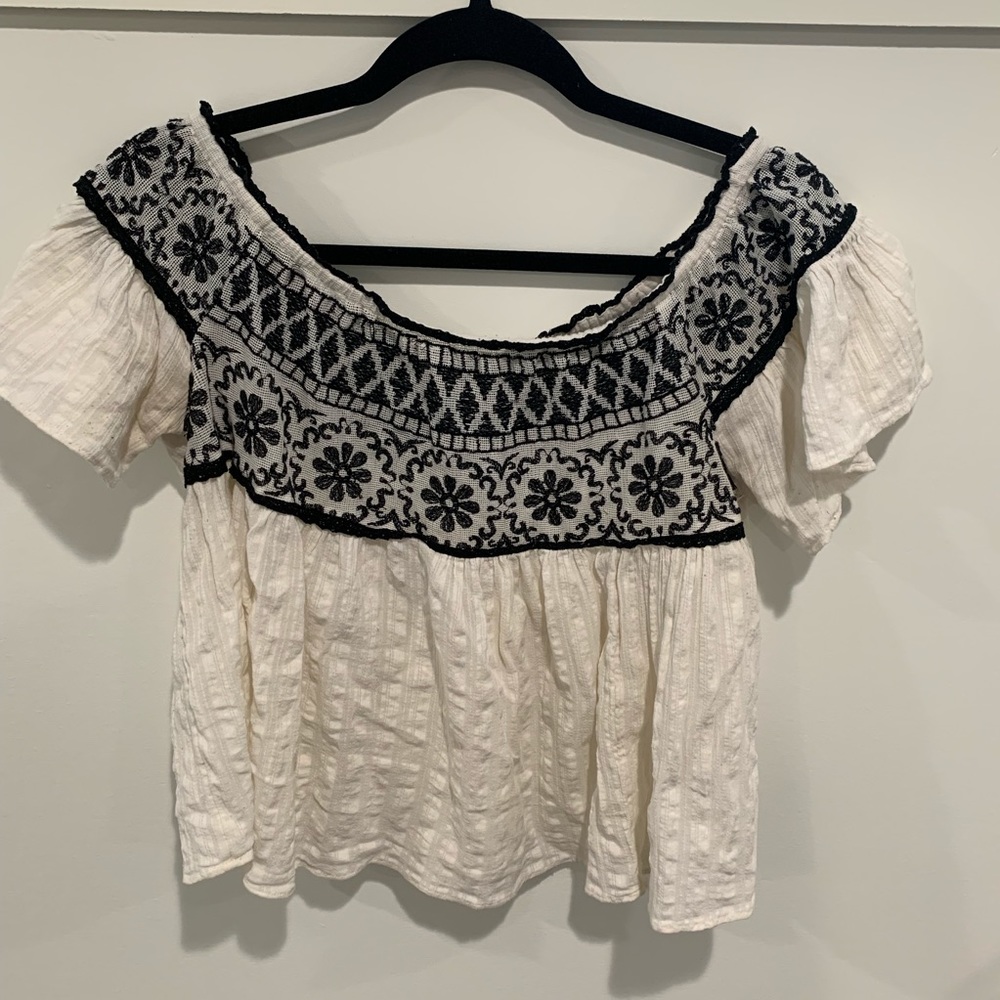 Adorable white and black flowy top!